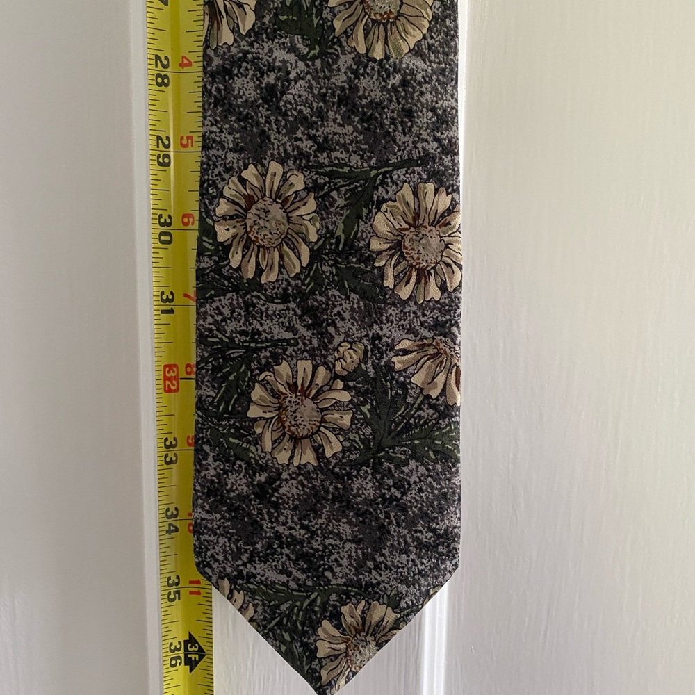 Surrey Flower Tie
